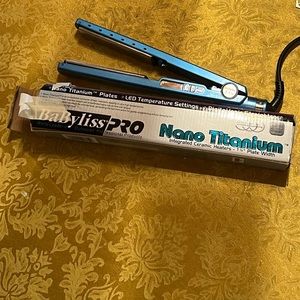 New Babyliss Pro Nano Titanium Ultra-Smooth Model Hair Straightener/Curl .1-1/4